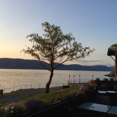 ホテル Brekkestranda Fjordhotel